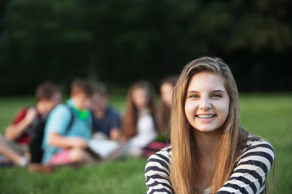 Sonriente chica con frenos Fotos de stock