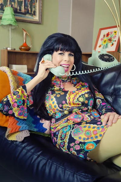 Sonriente dama hablando por teléfono — Foto de Stock