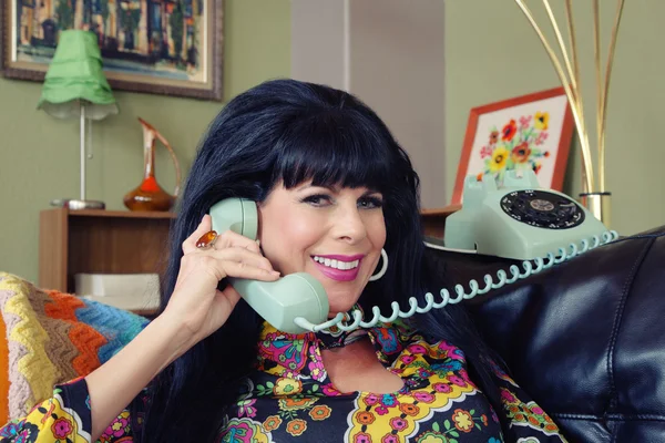 Mulher bonita falando no telefone — Fotografia de Stock