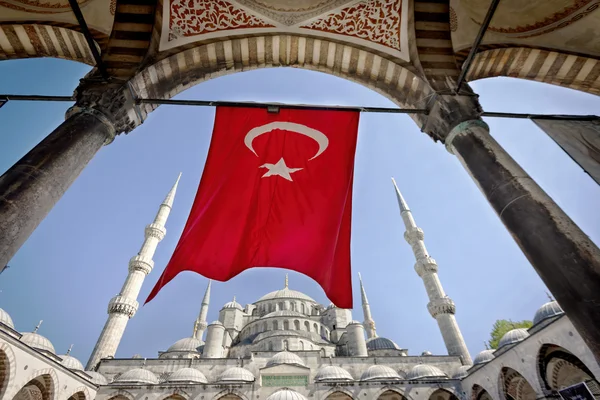 Turkse vlag op de blauwe moskee — Stockfoto