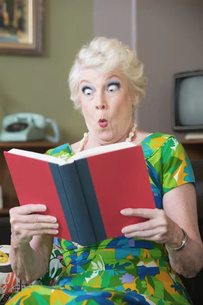 Mujer asustada leyendo un libro — Foto de Stock