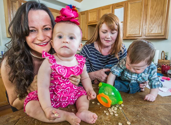 Les mères jouent avec leurs bébés — Photo