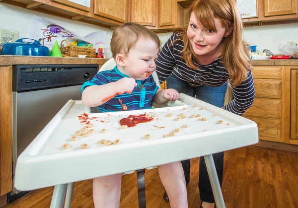 Madre sonríe con el bebé — Foto de Stock