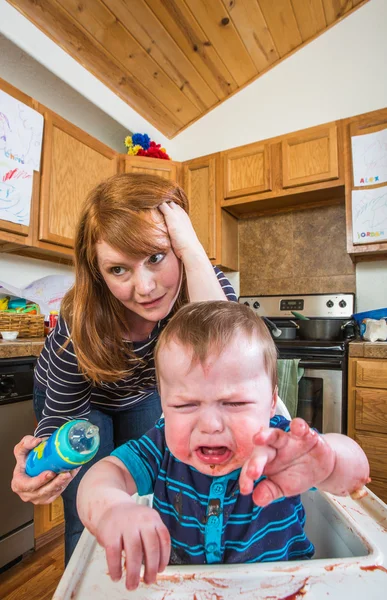 Vrouw Feeds Gumpy Baby — Stockfoto