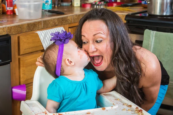 Baby kussen haar moeder — Stockfoto