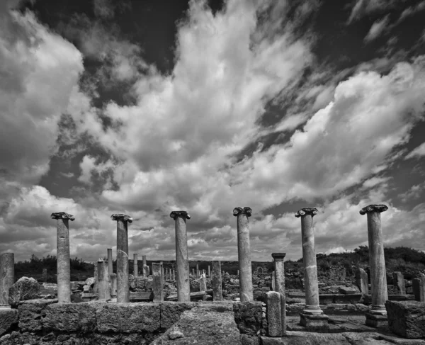 Nuages sur les ruines de Perga en monotone — Photo