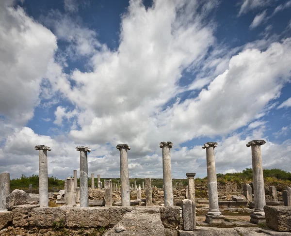 Nuvens sobre ruínas de Perga — Fotografia de Stock