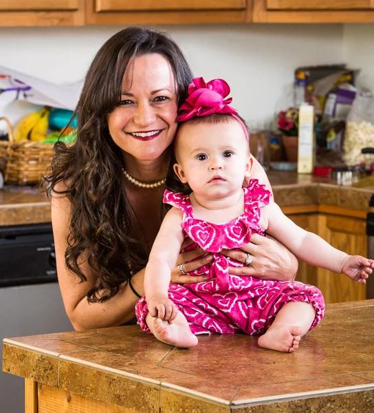台所の女と赤ん坊 — ストック写真
