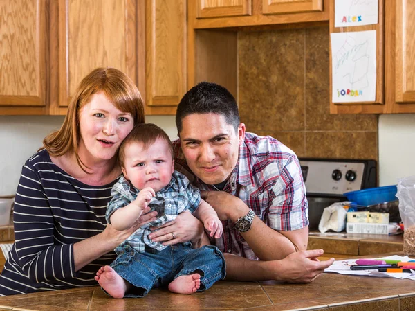 Familie in der Küche — Stockfoto