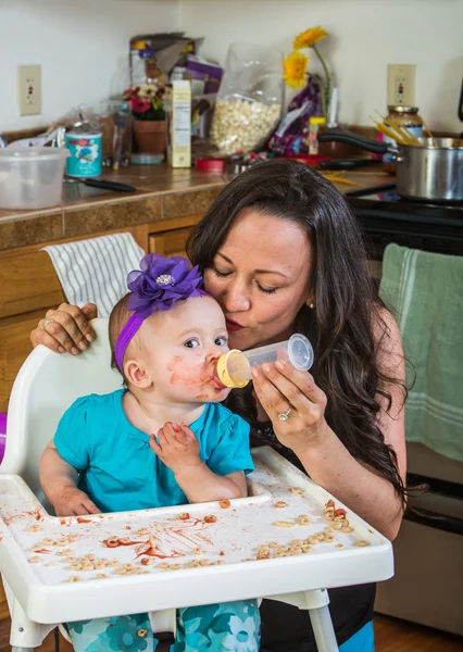 Frau füttert Baby — Stockfoto