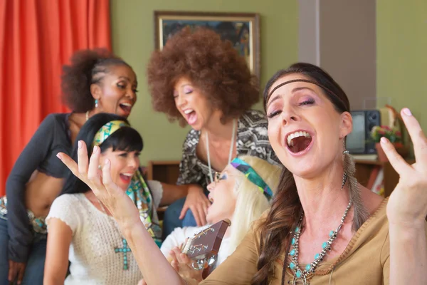 Fem sjungande kvinnliga Hippies — Stockfoto