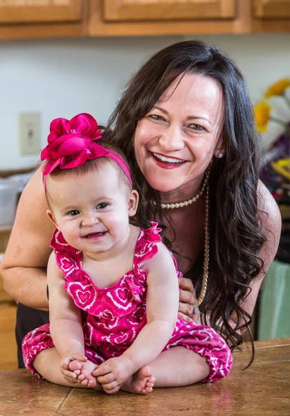 Mère pose avec son bébé — Photo