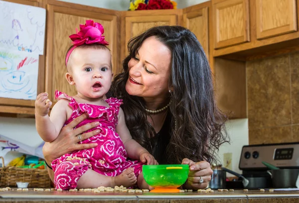 Mãe sorri para o bebê — Fotografia de Stock