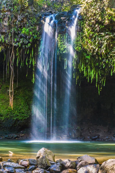 Солнечный свет сквозь водопад — стоковое фото