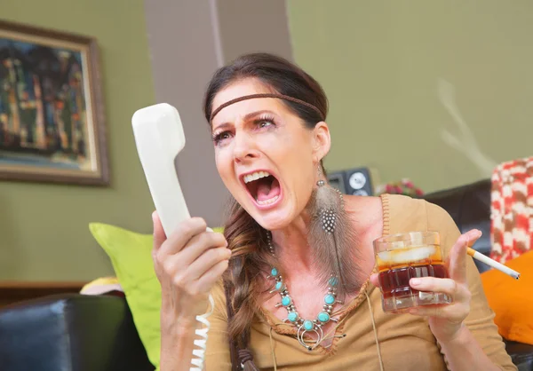 Fumante irritado gritando em telefone — Fotografia de Stock