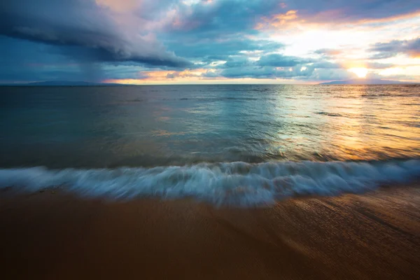 Strand Water in beweging bij zonsondergang — Stockfoto