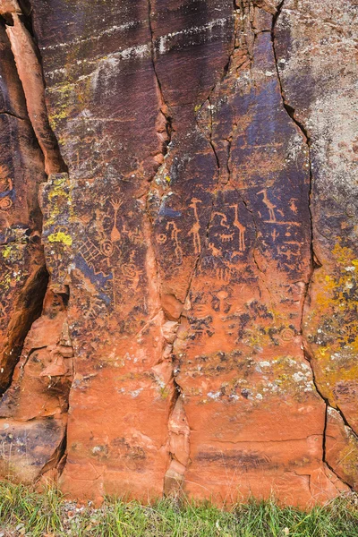 北アメリカのペトログリフの岩パネル — ストック写真