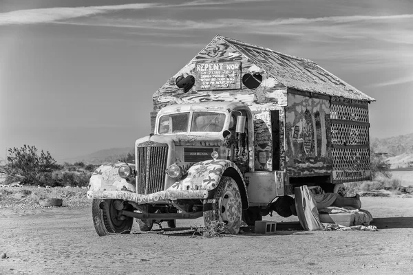 İncil'i yabancı sanat kamyon yükleme — Stok fotoğraf
