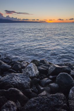 Büyük kayaların üzerinde Maui Beach