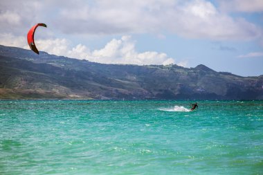 Uçurtma Surver Okyanusu üzerinde