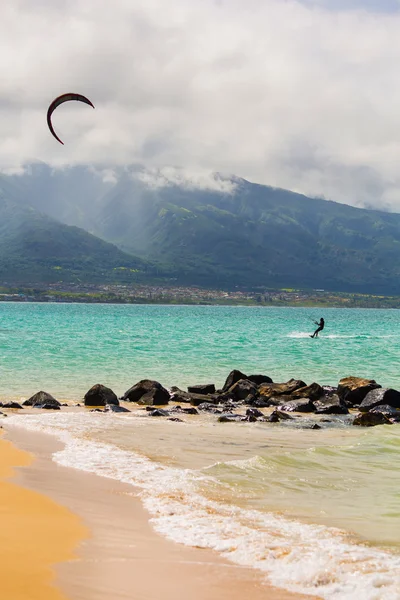 Latawiec surfer na plaży — Zdjęcie stockowe