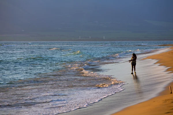 Kihei strand met vrouw visserij — Stockfoto