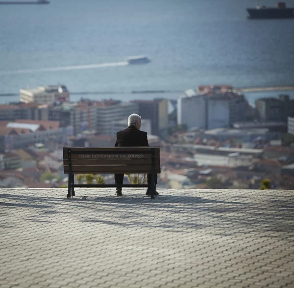 Mannen på bänken i Izmir Turkiet — Stockfoto