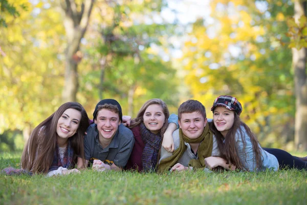 Grupo de cinco adolescentes al aire libre — Foto de Stock