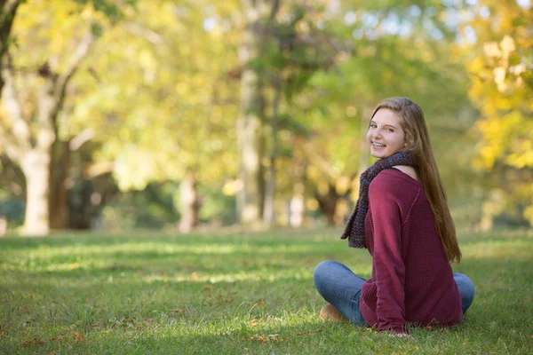 Parte de trás da menina sorrindo — Fotografia de Stock