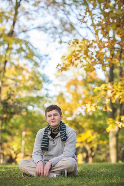 Calma adolescente en otoño — Foto de Stock