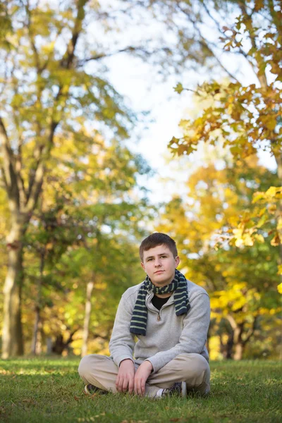 Серйозні підліток з шарфиком — стокове фото