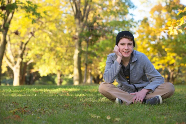 Χαριτωμένος έφηβος χαμογελώντας σε εξωτερικούς χώρους — Φωτογραφία Αρχείου