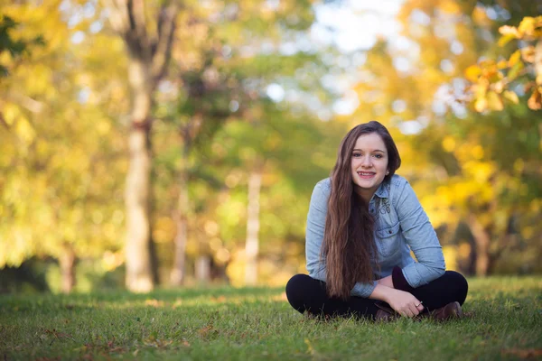 Alegre soltera adolescente — Foto de Stock