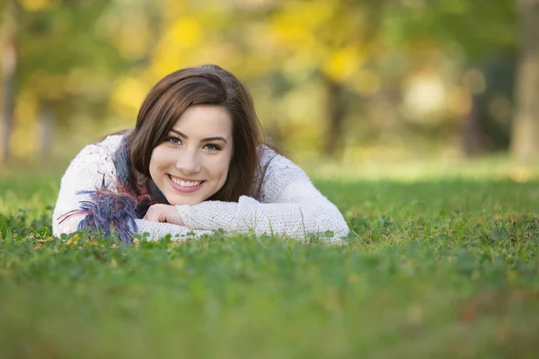 Feliz adolescente acostándose en la hierba — Foto de Stock