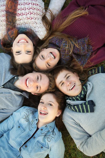Cinco adolescentes juntos — Fotografia de Stock