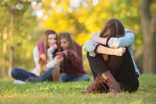 Triste adolescente escondendo rosto — Fotografia de Stock