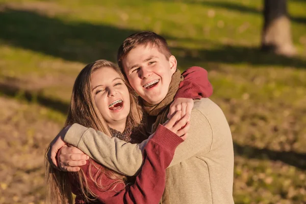 Adolescent couple rire — Photo