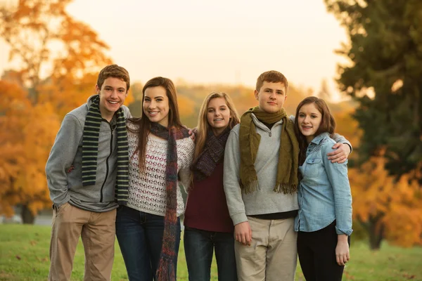 Cinco lindos adolescentes con bufandas Imagen De Stock