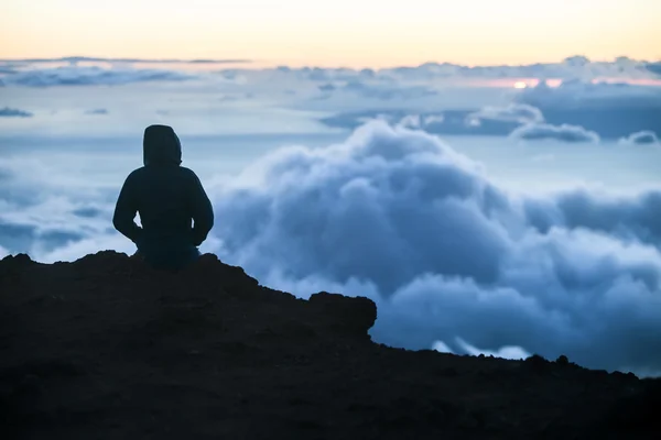 Watching Sunset Above Maui Clouds — Stock Photo, Image