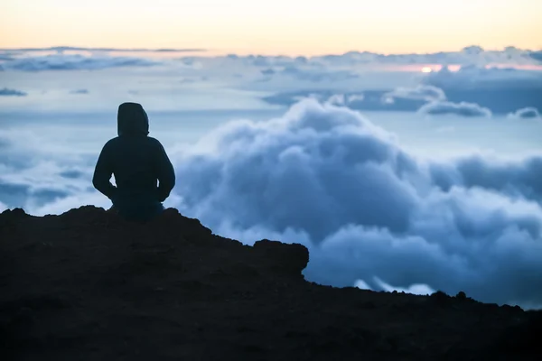 Kijken naar zonsondergang boven Maui wolken — Stockfoto