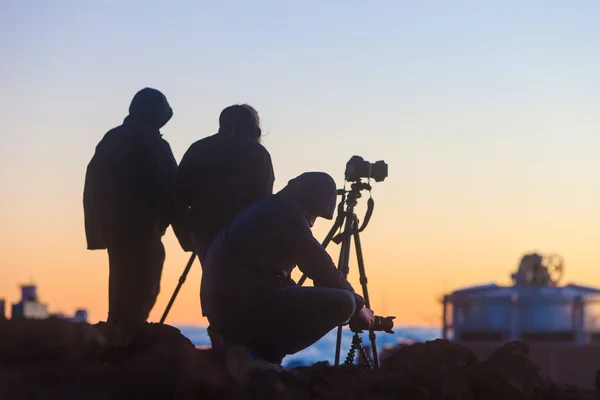 Mensen bij zonsondergang boven Maui wolken — Stockfoto