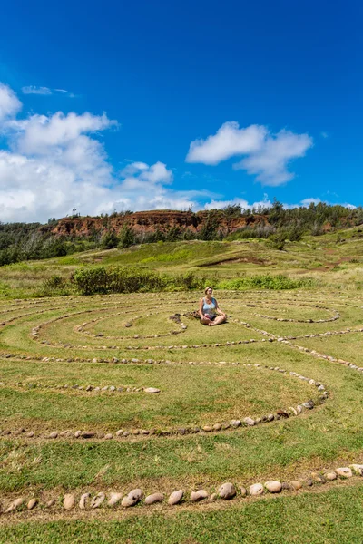 Meditera i Maui labyrint — Stockfoto