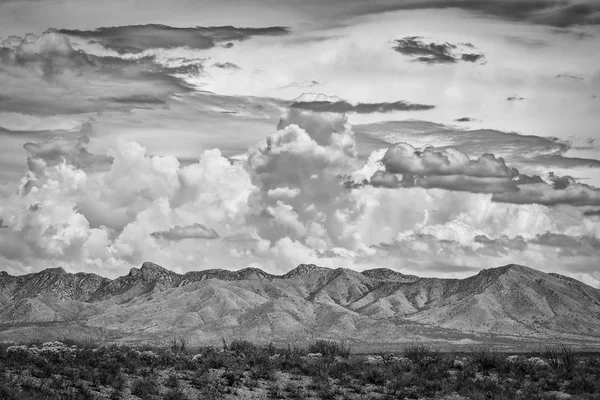 Dramatische wolken boven Mountain — Stockfoto