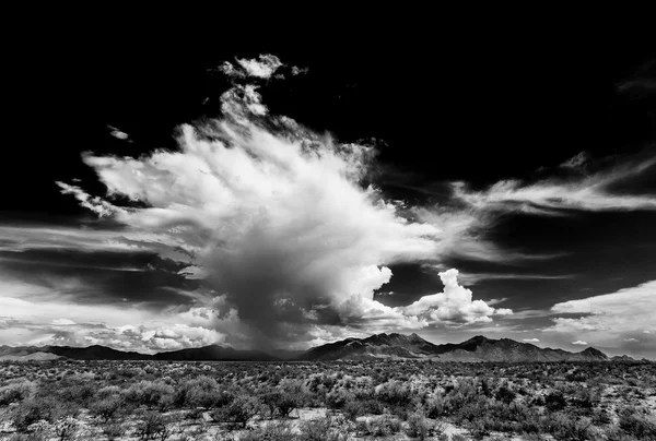 Donkere hemel en woestijn bergen — Stockfoto