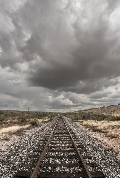 Trilha ferroviária única no deserto — Fotografia de Stock