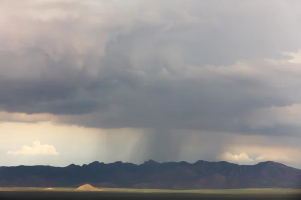 Tempête de pluie dans les montagnes — Photo