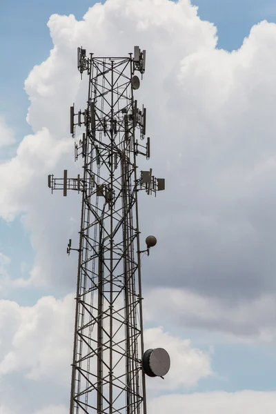 Torres de repetidor de telefone celular — Fotografia de Stock