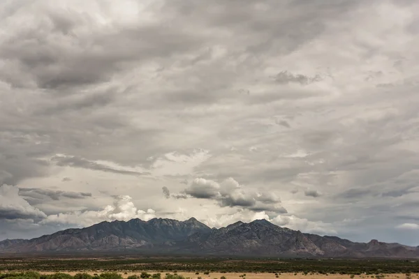 Вид на горы в сезон муссонов — стоковое фото