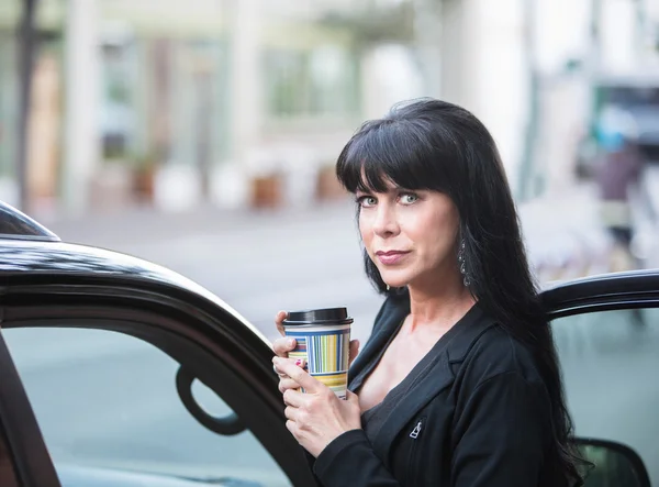 Vacker kvinna Downtown med kaffe — Stockfoto