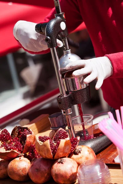 Elaboración de jugo de granada en Turquía —  Fotos de Stock